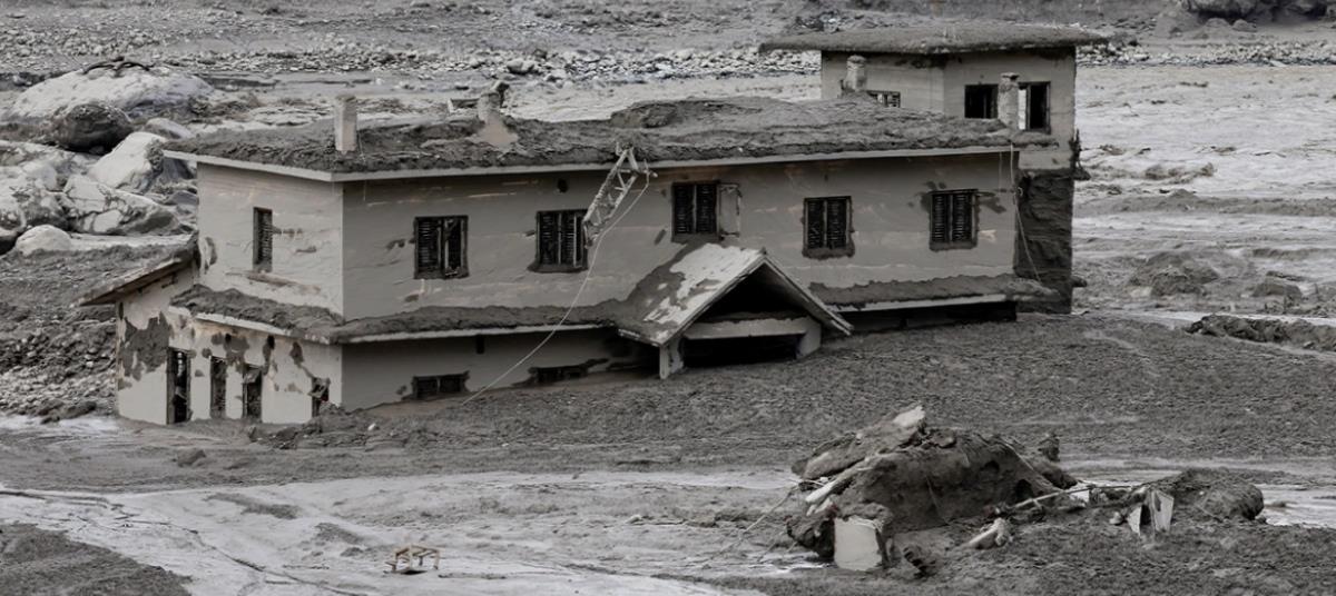 Εκατόμβη νεκρών στο Νεπάλ, δορυφορικές εικόνες αποκαλύπτουν το μέγεθος της καταστροφής-Ερευνούν εάν η κατάρρευση παγετώνα προκάλεσε τις πλημμύρες