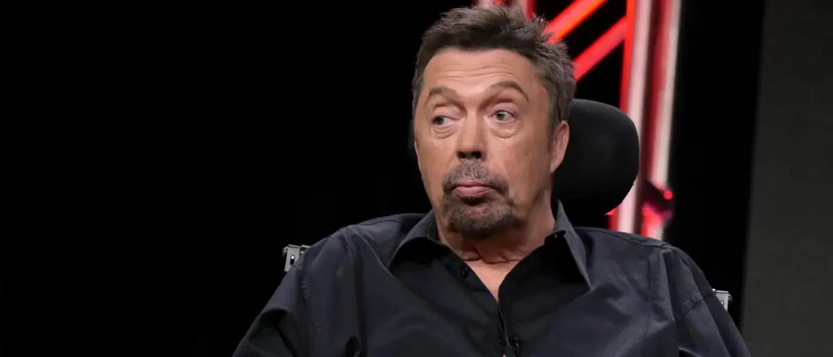 Το εγκεφαλικό, η παράλυση και η δύσκολη επέμβαση για τον Tim Curry-Οι σοκαριστικές αποκαλύψεις στην αυτοβιογραφία του