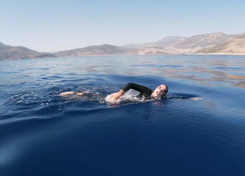 Το απαιτητικό ταξίδι του Σπύρου Χρυσικόπουλου από την Ελλάδα έως την Ιταλία, κολυμπούσε επί 32 ώρες-«Μόνο με ψυχή μπορεί να επιτευχθεί»