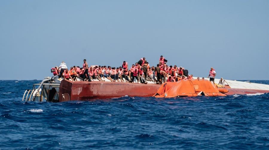5580472399821261 Passengers-sit-on-Filo-Jet-hull-after-it-capsizes 30Aug26
