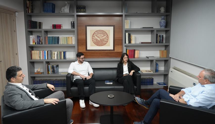 Φλέρταρε την Σοφία υπενθυμίζοντας τους κοινούς αγώνες του ΑΚΕΛ και της ΕΔΕΚ ο Στέφανος-Άνοιξαν δίαυλο επικοινωνίας και θα βρεθούν ξανά