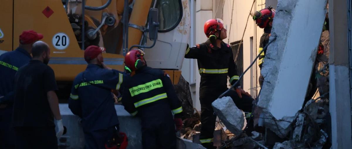 Νεκρή ανασύρθηκε γυναίκα από τα χαλάσματα του κτιρίου στην Πλάκα-Συνεχίζονται οι έρευνες για τους άλλους πέντε αγνοούμενους