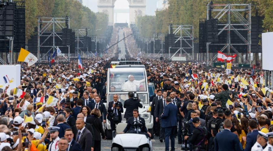 5596770388143819 pope-paris  3 