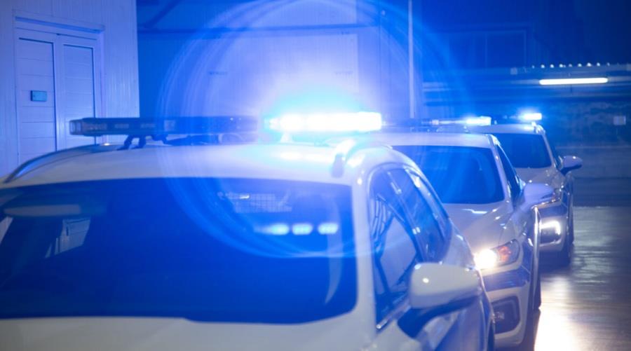 5609352794613780 περιπολικά-μπροστά-φάροι
