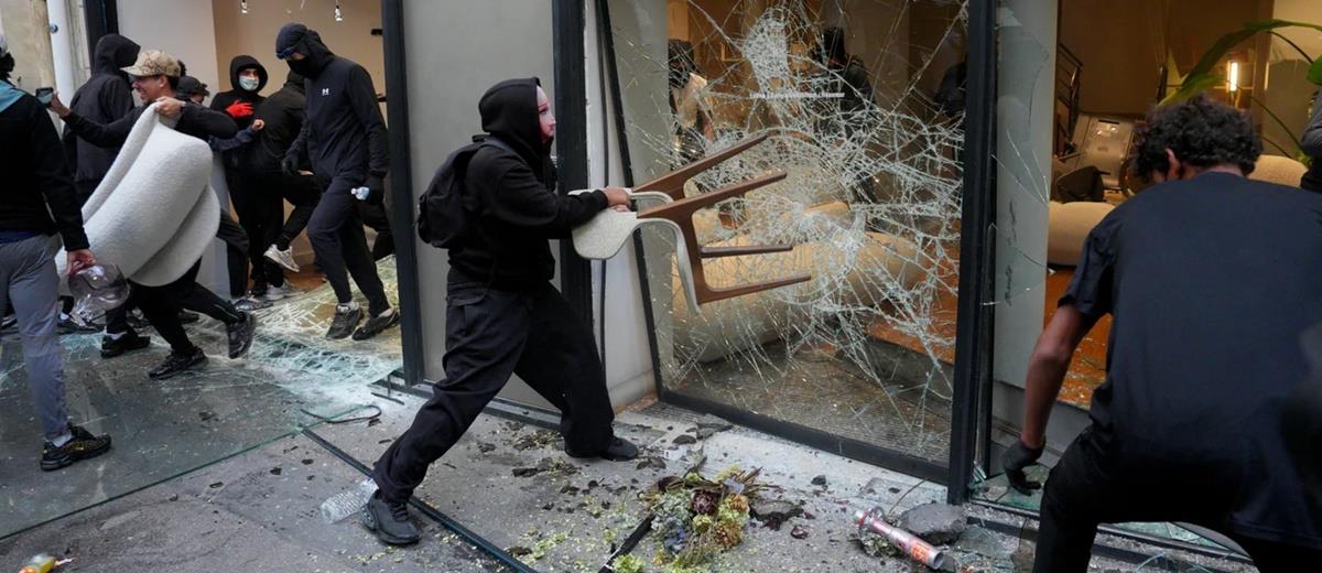 ΒΙΝΤΕΟ: Εικόνες καταστροφής στη Γαλλία-Κουκουλοφόροι σπάνε βιτρίνες και αρπάζουν ότι βρουν από Louis Vuitton, Hermes, Dior και Galeries Lafayette
