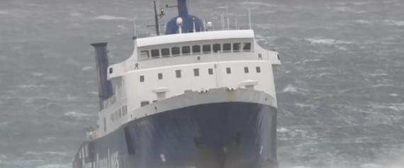 Συγκλονιστικό βίντεο από τη Μύκονο που αποτυπώνει τη «μάχη» που δίνουν συχνά-πυκνά τα πλοία και τα πληρώματά τους στο αγριεμένο τον χειμώνα Αιγαίο