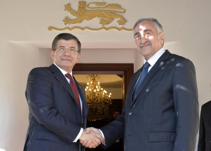 Ο Αχμέτ Νταβούτογλου, πραγματοποιεί σήμερα παράνομη επίσκεψη στα κατεχόμενα όπου είχε συνάντηση με τον Τ/κ ηγέτη, Μουσταφά Ακιντζί, 