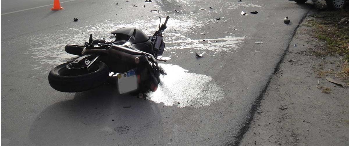 Από τις μέχρι τώρα εξετάσεις διαπιστώνεται πως ο 18χρονος δεν έφερε προστατευτικό κράνος.