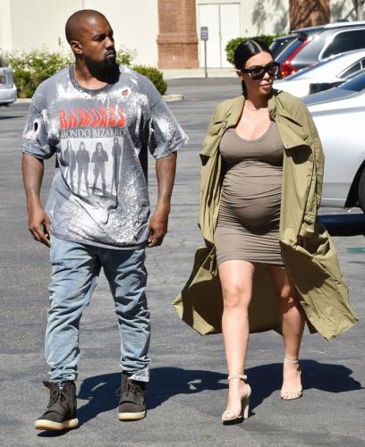 A pregnant Kim Kardashian And Kanye West Get Mobbed By Fans