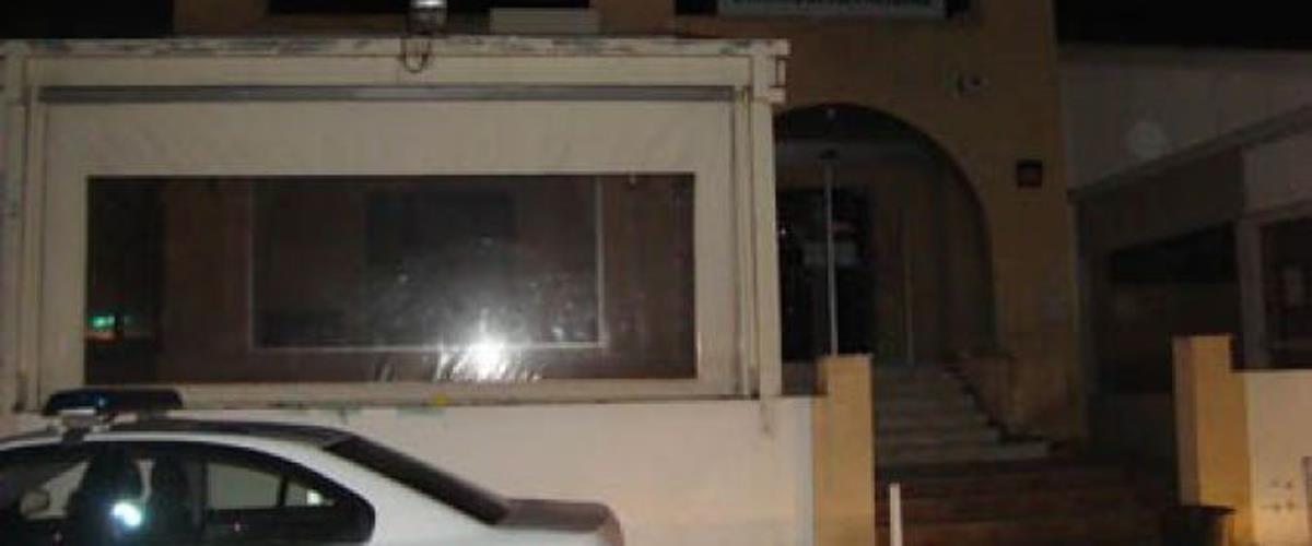 Άγνωστοι προκάλεσαν υλικές ζημιές στις εισόδους του οικήματος της Ομόνοιας στην οδό Παπανικολή