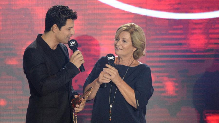 Ο Σάκης με την μαμά του Άννα Μαρία Παναρέτου στα Mad Music Awards Cyprus The Concert