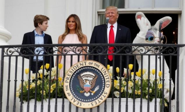 Ευτυχώς που βρισκόταν δίπλα του η Μελάνια και σκούντηξε τον Ντόναλντ Τραμπ για να μην εκτεθεί τη διάρκεια του Εθνικού Ύμνου.
