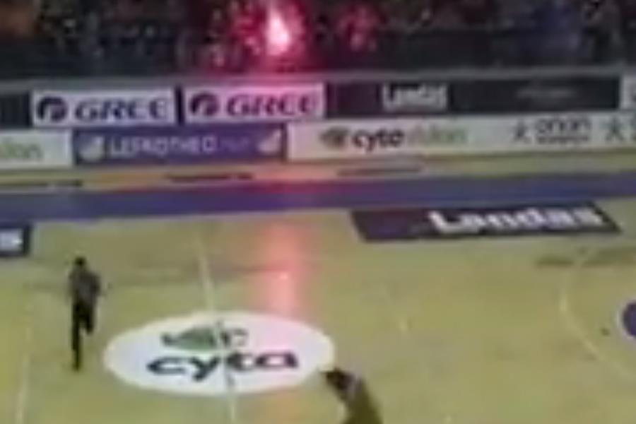 Ο τέταρτος ημιτελικός μπάσκετ ανάμεσα στον ΑΠΟΕΛ και ΑΕΚ στιγματίστηκε από επεισόδια και ρίψη βεγγαλικών που προκάλεσαν διακοπή του αγώνα