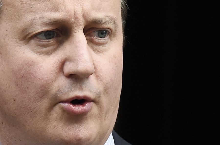Cameron leaves Downing street for airstrike on Syria debate