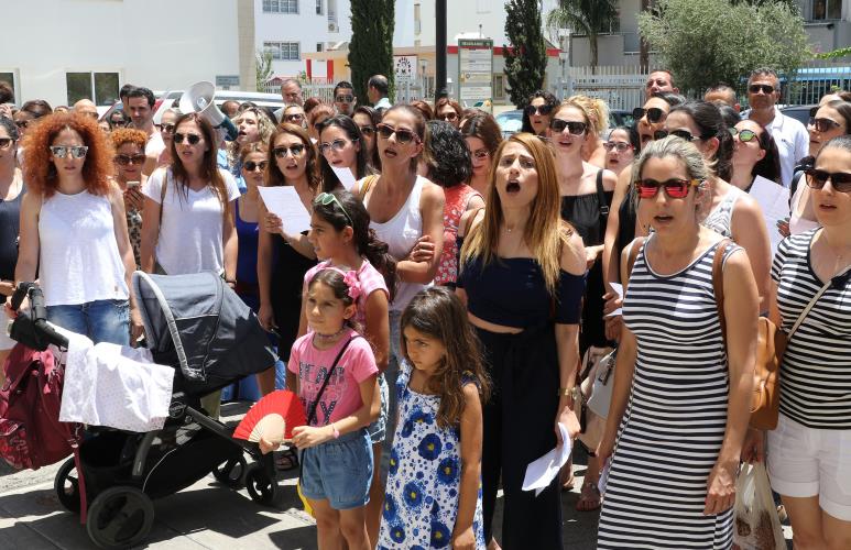 Εκδήλωση διαμαρτυρίας πραγματοποίησε σήμερα έξω από το Υπουργείο Παιδείας και Πολιτισμού, η Παγκύπρια Οργάνωση Ελλήνων Δασκάλων (ΠΟΕΔ), Λευκωσία 15 Ιουνίου 2017. ΚΥΠΕ/ΚΑΤΙΑ ΧΡΙΣΤΟΔΟΥΛΟΥ