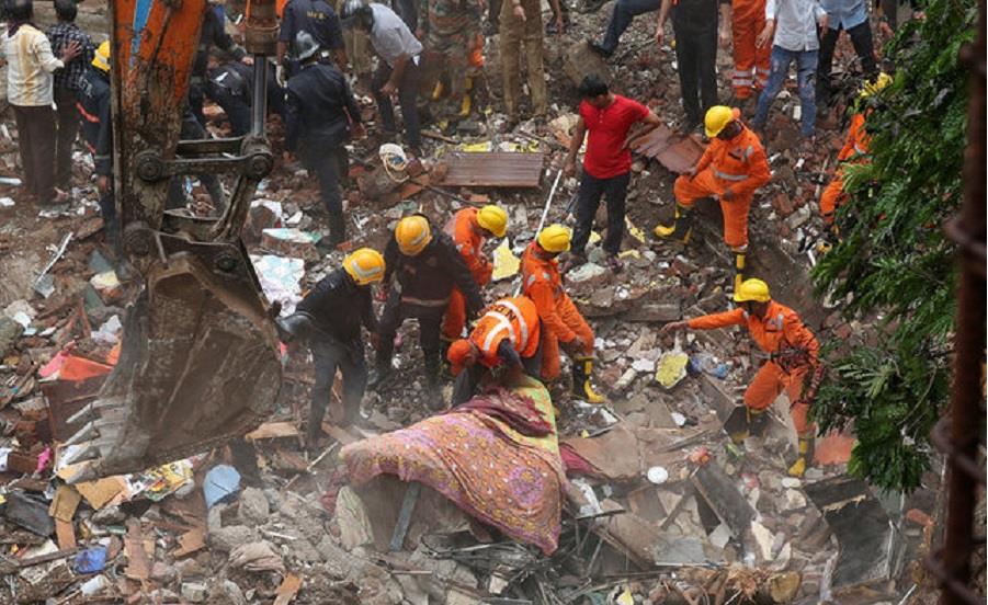 Firefighters and rescue workers remove the debris as they search for survivors at the site of a collapsed building in the suburbs of Mumbai, India July 25, 2017. REUTERS/Shailesh Andrade