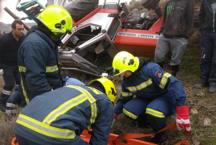 Γεωργικός ελκυστήρας στον οποίο επέβαινε ένας 24χρονος ανατράπηκε σήμερα σε αγροτική περιοχή, στην επαρχία Λευκωσίας, με αποτέλεσμα ο χειριστής του να τραυματιστεί και να εγκλωβιστεί σε αυτόν.