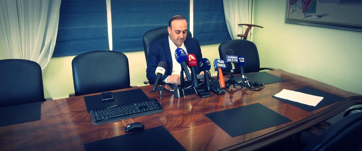 Απαντήσεις για τον Όμιλο Σιακόλα και τον κ. Ν. Σιακόλα έδωσε σήμερα στο πλαίσιο δημοσιογραφικής διάσκεψης ο Δήμαρχος Πάφου Φαίδωνας Φαίδωνος.