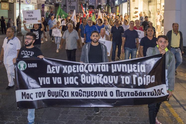 Εκδήλωση διαμαρτυρίας και πορεία προς το Δημοτικό Μέγαρο Λεμεσού, πραγματοποίησε απόψε το ΑΚΕΛ Λεμεσού, ως πρώτη αντίδραση στην απόφαση του Δημοτικού Συμβουλίου να εγκρίνει της Πολεοδομικής Άδεια για την ανέγερση μνημείου στον τάφο του στρατηγού Γεώργιου Γρίβα Διγενή.