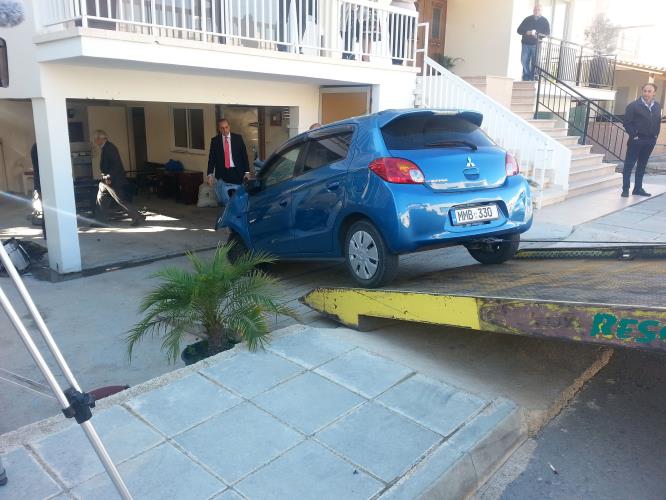 Σύσσωμο το Δημοτικό Συμβούλιο αλλά και το προσωπικό του Δήμου Πάφου καταδικάζουν με τον πιο έντονο τρόπο την εγκληματική βομβιστική ενέργεια στο όχημα της μητέρας του Δημάρχου Πάφου Φαίδωνα Φαίδωνος.