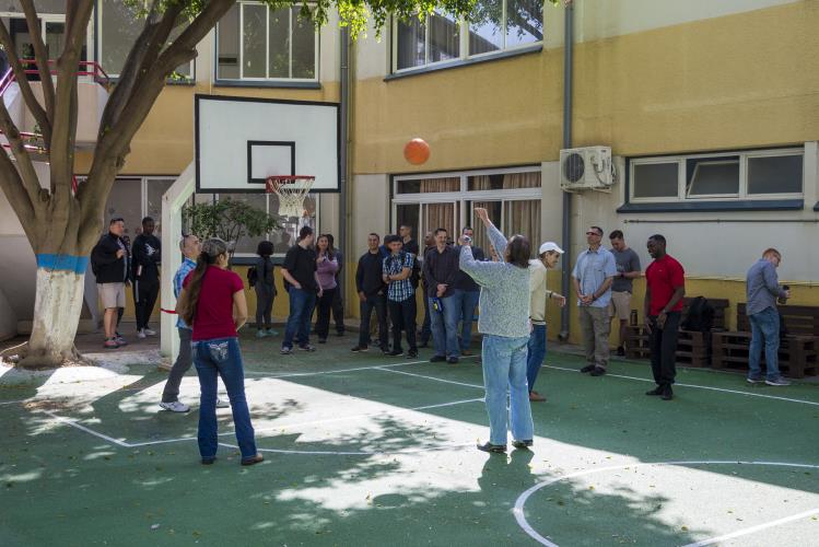 Στο ίδρυμα Άγιος Στέφανος βρίσκονται από το πρωί ναύτες και πεζοναύτες του USS IWO JIMA, οι οποίοι βοήθησαν σε εργασίες δενδροφύτευσης και έπαιξαν καλαθόσφαιρα με άτομα με νοητική αναπηρία.