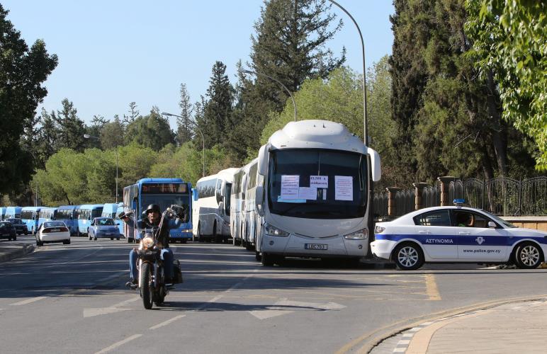 24 ΛΕΩΦΟΡΕΙΑ ΤΟΥ ΟΣΕΛ  ΔΙΑΜΑΡΤΥΡΙΑ ΕΞΩ ΑΠΟ ΤΟ ΠΡΟΕΔΡΙΚΟ