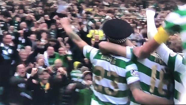 Η Σέλτικ στο ντέρμπι με την Ρέιντζερς κατέκτησε το έβδομο σερί πρωτάθλημα μετά την εύκολη επικράτηση της με 3-0. Αυτό όμως που θα θυμούνται όλοι από αυτή τη νίκη, είναι αναμφίβολα ο επικός πανηγυρισμός του Μίκαελ Λούστινγκ.
