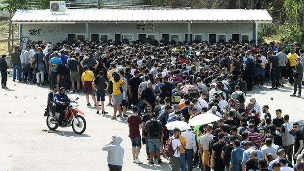 Το... έλα να δεις έγινε έξω από τα εκδοτήρια του ΟΑΚΑ, καθώς ο κόσμος της ΑΕΚ είχε στηθεί από νωρίς για να προμηθευτεί τα "μαγικά εισιτήρια" ενόψει του τελικού Κυπέλλου με τον ΠΑΟΚ