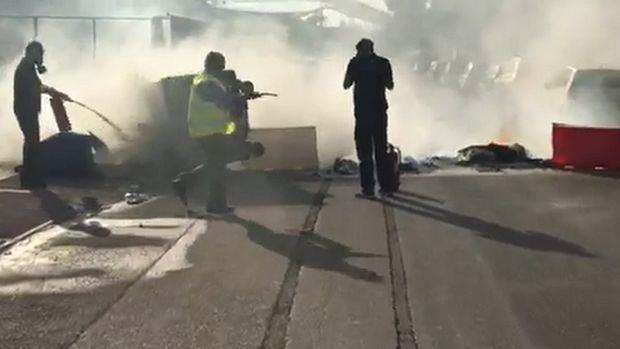 Περίπου 200 οπαδοί της ΑΕΚ προσπάθησαν να προσεγγίσουν τις θύρες των οπαδών του ΠΑΟΚ, χαράζοντας πορεία πίσω από το Golden Hall αλλά εκεί απωθήθηκαν βιαίως από τα ΜΑΤ