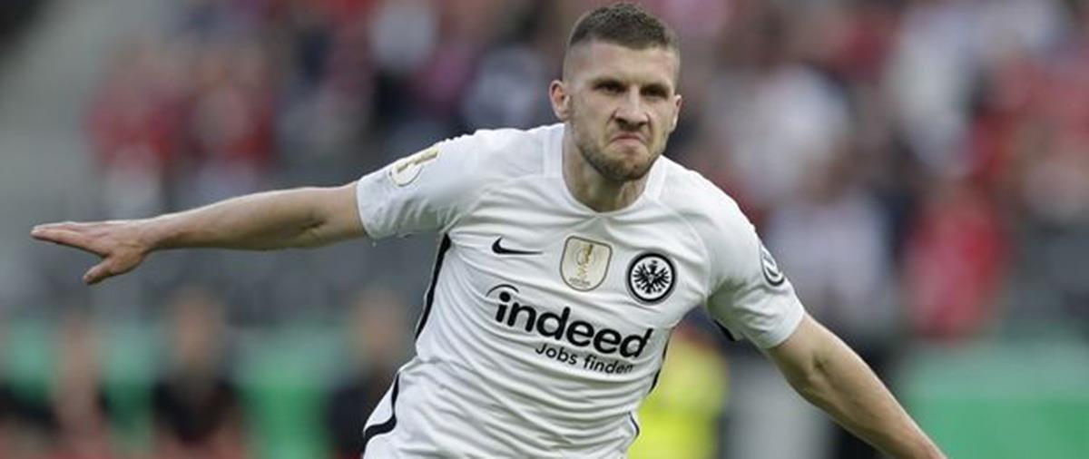 Η Φρανκφούρτη νίκησε 3-1 τους Βαυαρούς και κατέκτησε το γερμανικό κύπελλο μετά από 30 χρόνια