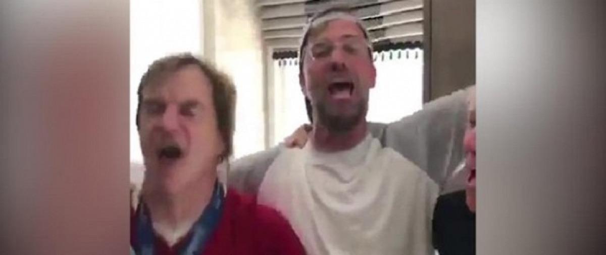 Τραγούδησε για την απώλεια του τροπαίου και τη στιγμή που θα το πάρουν πίσω