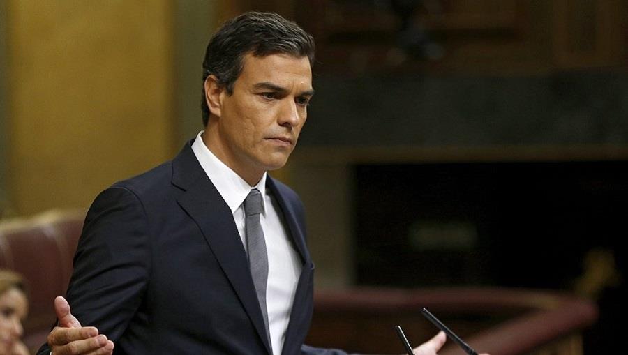 epa05516346 Leader of Spanish socialist party PSOE, Pedro Sanchez, delivers a speech during the second day of the investiture debate at the Lower House in Madrid, Spain, 31 August 2016. The Spanish Parliament holds the investiture debate in which MPs will vote in favour or against acting Prime Minister and leader of the People's Party (PP), Mariano Rajoy, after he managed the most number of votes but without the necessary majority to form Government on second elections last June. Forecasts are that Rajoy will not receive enough support to be chosen as Prime Minister forcing third general elections, despite his party's agreement with Spanish party Ciudadanos.  EPA/CHEMA MOYA