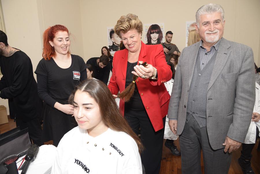 Η πρώτη κυρία, Άντρη Αναστασιάδη, έλαβε μέρος στο κόψιμο των μαλλιών