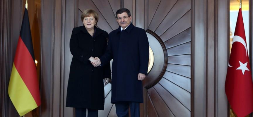 ΜΕΡΚΕΛ ΝΤΑΒΟΥΤΟΓΛΟΥ