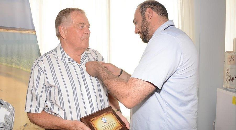 Σαράντα επισκέψεις πραγματοποίησε από το 1978 μέχρι σήμερα ο Βρετανός Alan Barratt μαζί με τη σύζυγό του Hanne Barratt από τη Δανία, το οποίο τίμησε με αναμνηστική πλακέτα ο Δήμαρχος Αγίας Νάπας.