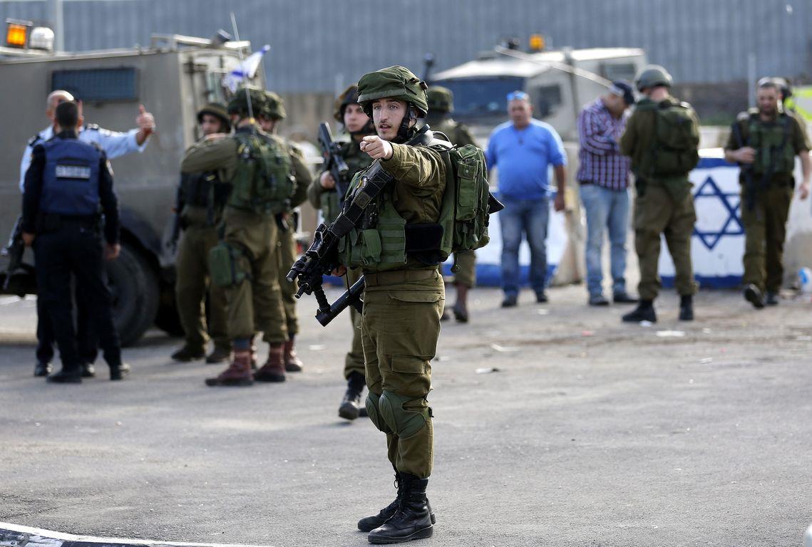 Palestinian shot dead after attempted stab