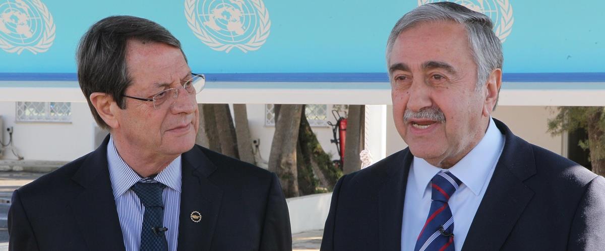 Ο Πρόεδρος της Δημοκρατίας κ. Νίκος Αναστασιάδης παρακάθεται, με τον ηγέτη της τουρκοκυπριακής κοινότητας κ. Μουσταφά Ακιντζί, σε συνομιλίες για το Κυπριακό.