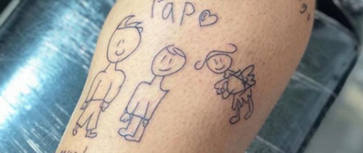 Στο χέρι του υπάρχει σχέδιο που ζωγράφισε ο γιος του για την αδικοχαμένη μαμά του