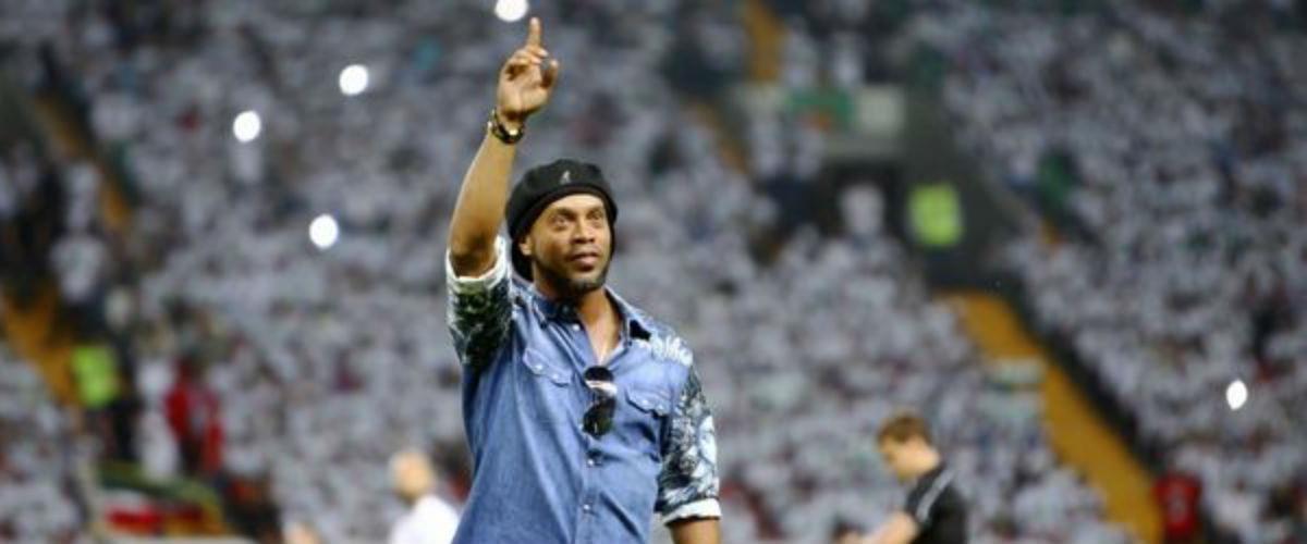 Ο Ροναλντίνιο δεν έχει ν' αντιμετωπίσει μόνο την αφαίρεση του διαβατηρίου του. Ο έλεγχος του κεντρικού τραπεζικού συστήματος της Βραζιλίας έδειξε ότι ο "Ρόνι" έχει λιγότερα από έξι ευρώ στο λογαριασμό του!
