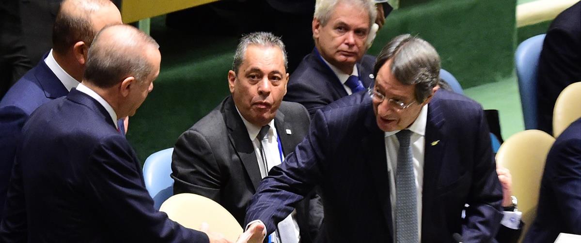 Νέα Υόρκη, ΗΠΑ 
                Ο Πρόεδρος της Δημοκρατίας σε σύντομη συνάντηση με τον Πρόεδρο 
                της Τουρκίας Recep Tayyip Erdogan.
//
New York, USA
                 The President of the Republic Nicos Anastasiades in a brief 
                 encounter with the President of Turkey Recep Tayyip Erdogan.