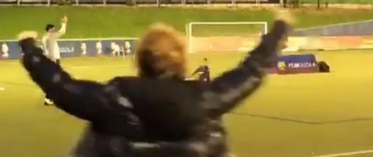 Πήγε τον Μίλαν και τον Σάσα να παίξουν ποδόσφαιρο και έκανε σαν τρελή, όταν σκόραραν