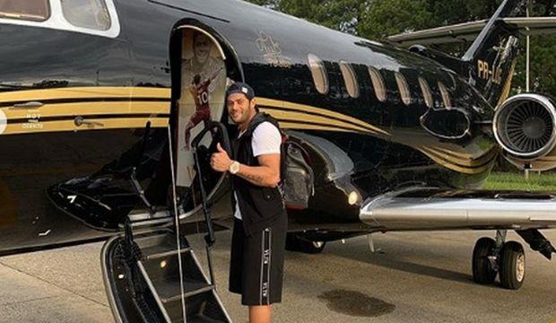 Ο Χουλκ με το αριστερό πόδι «φωτιά» εγκατέλειψε την αίγλη του ευρωπαϊκού ποδοσφαίρου και απολαμβάνει τα εκατομμύρια των Κινέζων με πολυτελείς αγορές, όπως το αεροπλάνο του σε μαύρο χρώμα με χρυσές λεπτομέρειες 