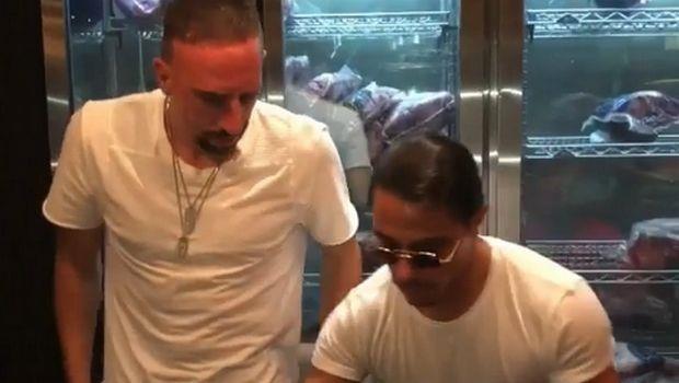 Ο Φρανκ Ριμπερί δείπνησε στο εστιατόριο του Salt Bae στο Ντουμπάι, παραγγέλνοντας «χρυσή» μπριζόλα αξίας 1200 ευρώ