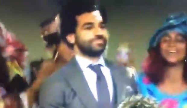 Για δεύτερη διαδοχική χρονιά ο Μοχάμεντ Σαλάχ αναδείχθηκε καλύτερος Αφρικανός ποδοσφαιριστής και στη συνέχεια... αναγκάστηκε να χορέψει κάτι που τον έφερε σε αμηχανία