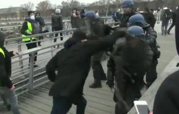 Πρωταγωνιστεί σε βίντεο που γρονθοκοπεί αστυνομικούς πριν από λίγες μέρες με την Γαλλική αστυνομία να εκδίδει ανακοίνωση εναντίον του