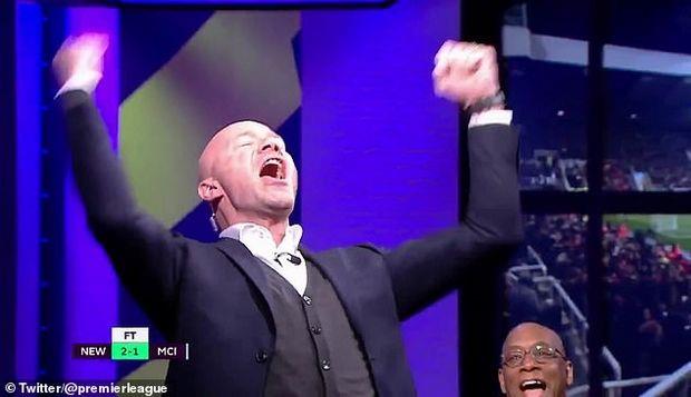 Ο Άλαν Σίρερ μπορεί πλέον να έχει ρόλο σχολιαστή, όμως πανηγύρισε έξαλλα την εύστοχη εκτέλεση πέναλτι του Ρίτσι που έδωσε τη νίκη στη Νιουκάστλ επί της Μάντσεστερ Σίτι με 2-1