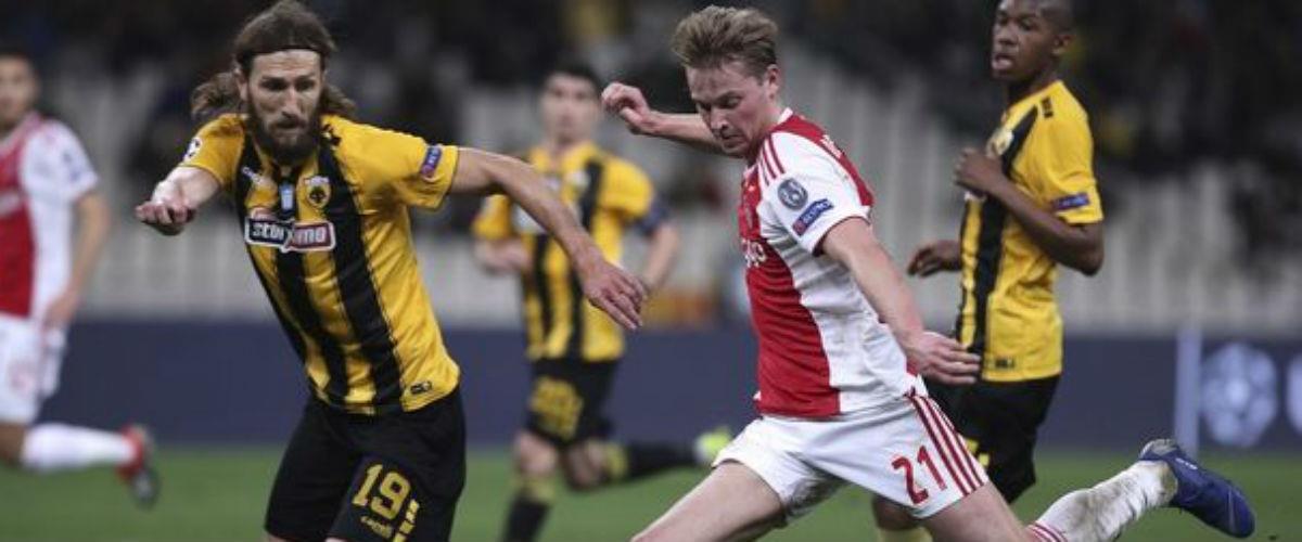 Η Παρί Σεν-Ζερμέν έκανε την ύστατη προσπάθεια να πείσει τον Φρένκι ντε Γιόνγκ την ώρα που ο Ολλανδός μέσος του Άγιαξ υπέγραφε συμβόλαιο με την Μπαρτσελόνα με λευκή επιταγή και επτά κλήσεις στο κινητό του ατζέντη του