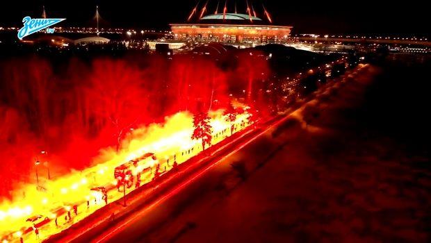 Οι οπαδοί της Ζενίτ δημιούργησαν απίθανη ατμόσφαιρα πριν τη ρεβάνς με τη Φενέρμπαχτσε με το πούλμαν της ρωσικής ομάδας να περνά μέσα από τις φλόγες των πυρσών που άναψαν στο δρόμο για το γήπεδο της Αγίας Πετρούπολης