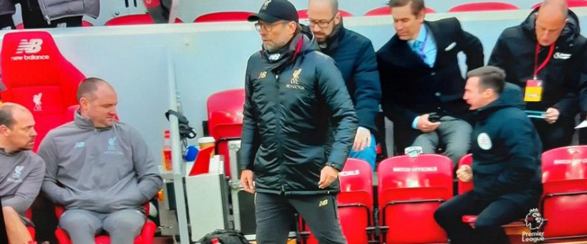 Με το τζάκετ που φορούν τα μέλη του διαιτητικού τιμ στις αναμετρήσεις της Πρέμιερ Λιγκ, ένας match official πανηγύρισε το νικητήριο... αυτογκόλ του Αλντερβάιρελντ