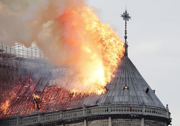 epa07508879 Flames on the roof of the Notre-Dame Cathedral in Paris, France, 15 April 2019. A fire started in the late afternoon in one of the most visited monuments of the French capital.  EPA/IAN LANGSDON